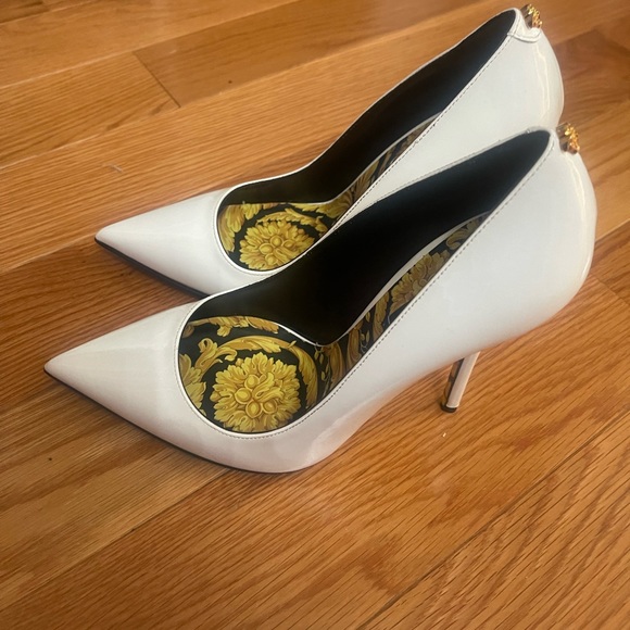 Versace white patent pumps / heels size 37. New without box. - Picture 11 of 16